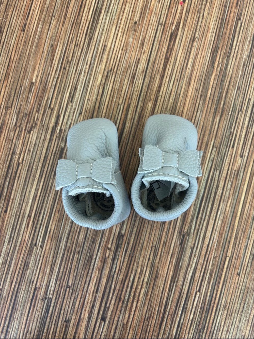 Freshly Picked Soft Leather Bow Baby Shoes in Stone - NWOT - size 1